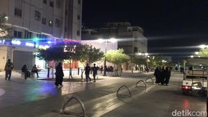 Gemerlap Jalur Pedestrian Masjid Nabawi-Quba Malam Hari