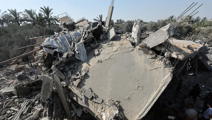 A Palestinian youth stands amid the rubble of a house destroyed in an Israeli strike, amid the Israel-Hamas conflict, in Nusairat refugee camp, in the central Gaza Strip, July 9, 2024. REUTERS/Ramadan Abed TPX IMAGES OF THE DAY