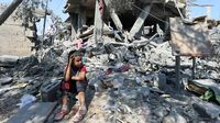 Tatapan Kosong Bocah Gaza di Puing Bangunan yang Hancur