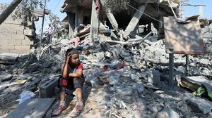 Tatapan Kosong Bocah Gaza di Puing Bangunan yang Hancur