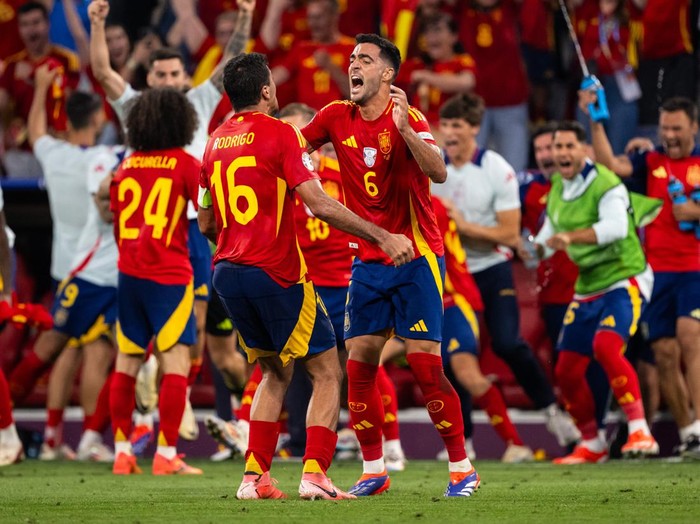 MUNICH, GERMANY - JULY 09: Rodri and Mikel Merino (L-R) of Spain celebrate victory after the UEFA EURO 2024 semi-final match between Spain v France at Munich Football Arena on July 09, 2024 in Munich, Germany. (Photo by Marvin Ibo Guengoer - GES Sportfoto/Getty Images)
