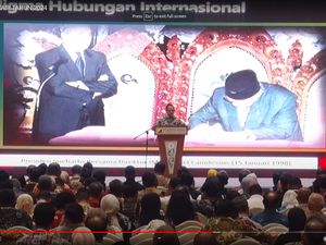 Di Depan Bupati Se-RI, Tito Tampilkan Foto Pak Harto Teken Perjanjian IMF Di Depan Bupati Se-RI, Tito Tampilkan Foto Pak Harto Teken Perjanjian IMF