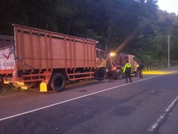 Sekeluarga Asal Gresik Naik Truk Tabrak Tebing di Tawangmangu, Ibu Tewas