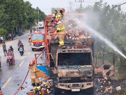 Api Muncul di Jok Kemudi, Truk Muat Mi Instan Terbakar di Bojonegoro