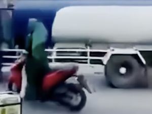 Viral Emak-emak Motoran Sambil Berdiri di Pati, Ternyata ODGJ