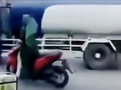 Viral Emak-emak Bawa Motor Sambil Berdiri Nyaris Tersambar Truk, Begini Faktanya