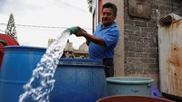 Warga Meksiko Antre Air Bersih dari Truk Tangki