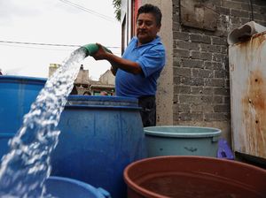 Warga Meksiko Antre Air Bersih dari Truk Tangki