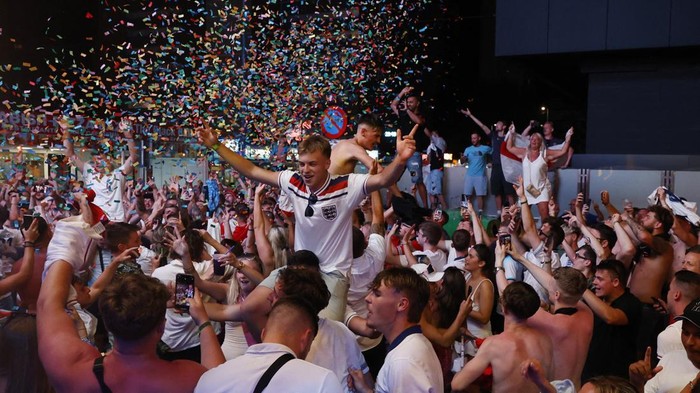 Aksi Buka Baju Supporter Inggris Saat Timnas Masuk Final Euro 2024 Inggris berhasil lolos ke final Euro 2024 setelah menang dramatis atas Belanda dengan skor 2-1. Para supporter melakukan aksi buka baju rayakan kemenangan.