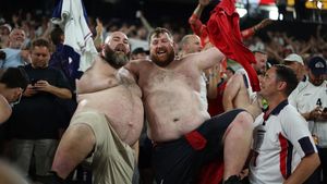 Aksi Buka Baju Supporter Inggris Saat Timnas Masuk Final Euro 2024