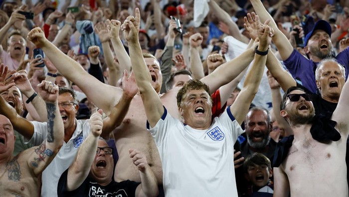 Inggris berhasil lolos ke final Euro 2024 setelah menang dramatis atas Belanda dengan skor 2-1. Para supporter melakukan aksi buka baju rayakan kemenangan.