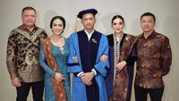 Azriel Hermansyah Wisuda S1 Bikin Haru Didampingi Kris Dayanti dan Ashanty