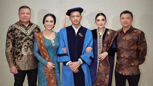 Azriel Hermansyah Wisuda S1 Bikin Haru Didampingi Kris Dayanti dan Ashanty