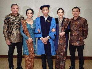 Azriel Hermansyah Wisuda S1 Bikin Haru Didampingi Kris Dayanti dan Ashanty Azriel Hermansyah Wisuda S1 Bikin Haru Didampingi Kris Dayanti dan Ashanty