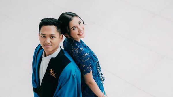 8 Potret Wisuda Azriel Hermansyah Didampingi Sarah Menzel, Bak Prewedding