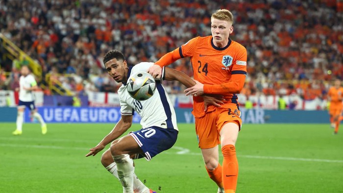 DORTMUND, GERMANY - JULY 10:  Jude Bellingham of England competes with Jerdy Schouten of the Netherlands during the UEFA EURO 2024 semi-final match between Netherlands and England at Football Stadium Dortmund on July 10, 2024 in Dortmund, Germany. (Photo by Chris Brunskill/Fantasista/Getty Images)