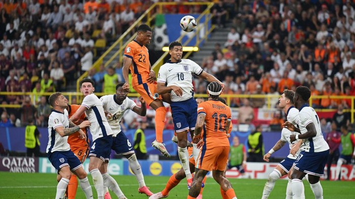 DORTMUND, GERMANY - JULY 10: Denzel Dumfries of the Netherlands has a headed shot whilst under pressure from Jude Bellingham of England, which hits the crossbar, during the UEFA EURO 2024 semi-final match between Netherlands and England at Football Stadium Dortmund on July 10, 2024 in Dortmund, Germany. (Photo by Dan Mullan/Getty Images)