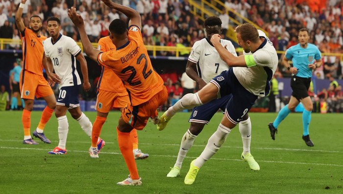 DORTMUND, GERMANY - JULY 10: Denzel Dumfries of Netherlands vies with Harry Kane of England, resulting in a penalty award to England during the UEFA EURO 2024 semi-final match between Netherlands and England at Football Stadium Dortmund on July 10, 2024 in Dortmund, Germany. (Photo by Ian MacNicol/Getty Images)