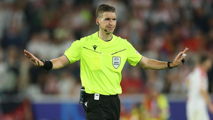 COLOGNE, GERMANY - JUNE 30: Referee Francois Letexier gestures during the UEFA EURO 2024 round of 16 match between Spain and Georgia at Cologne Stadium on June 30, 2024 in Cologne, Germany. (Photo by Lars Baron/Getty Images)