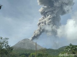 Hujan Pasir di Permukiman Warga Imbas 2 Kali Letusan Gunung Lewotobi
