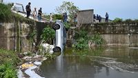 Hujan Deras, Mobil Nyemplung ke Saluran Pembuangan Limbah di Meksiko