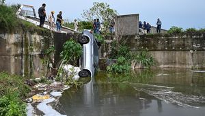Hujan Deras, Mobil Nyemplung ke Saluran Pembuangan Limbah di Meksiko