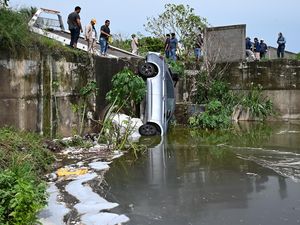 Hujan Deras, Mobil Nyemplung ke Saluran Pembuangan Limbah di Meksiko Hujan Deras, Mobil Nyemplung ke Saluran Pembuangan Limbah di Meksiko