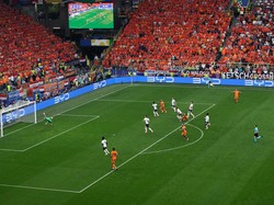 Belanda sudah memimpin 1-0 di menit ketujuh lewat bola tembakan Xavi Simons dari luar kotak penalti. Reuters/Thilo Schmuelgen.