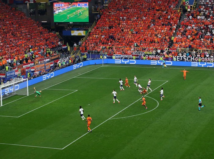 Inggris mengalahkan Belanda 2-1 di semifinal Piala Eropa 2024. Di final nanti, Inggris akan bertemu dengan Spanyol

1. Belanda vs Inggris berlangsung di Signal Iduna Park, Kamis (11/7/2024) dini hari WIB. Reuters/Thilo Schmuelgen.