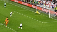 Kane menyamakan skor menjadi 1-1 lewat titik putih di menit ke-18. Reuters/Leon Kuegeler.