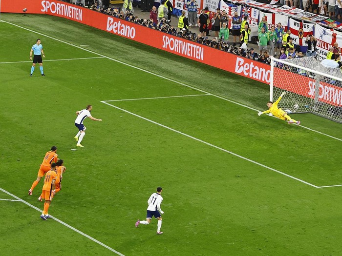 Inggris mengalahkan Belanda 2-1 di semifinal Piala Eropa 2024. Di final nanti, Inggris akan bertemu dengan Spanyol

1. Belanda vs Inggris berlangsung di Signal Iduna Park, Kamis (11/7/2024) dini hari WIB. Reuters/Thilo Schmuelgen.