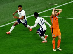 Gol didapatkan Inggris pada injury time. Ollie Watkins merobek gawang Belanda dari sudut sempit dan membawa Inggris menang 2-1. Reuters/Thilo Schmuelgen.