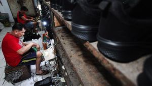 Intip Pembuatan Sepatu Sekolah untuk Pelajar Kurang Mampu