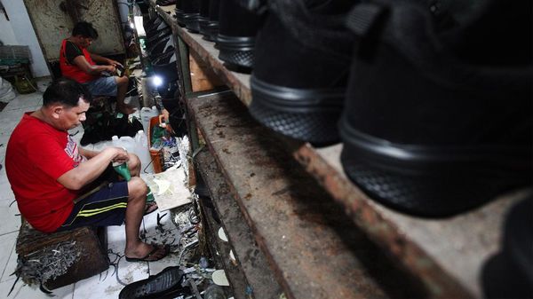 Intip Pembuatan Sepatu Sekolah untuk Pelajar Kurang Mampu
