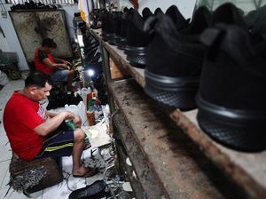 Intip Pembuatan Sepatu Sekolah untuk Pelajar Kurang Mampu Intip Pembuatan Sepatu Sekolah untuk Pelajar Kurang Mampu