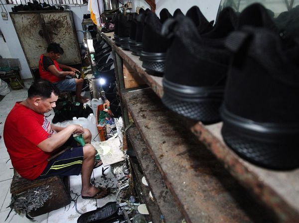 Intip Pembuatan Sepatu Sekolah untuk Pelajar Kurang Mampu