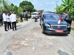 Jokowi Turun dari Mobil Lagi Saat Cek Jalan Rusak di Lampung