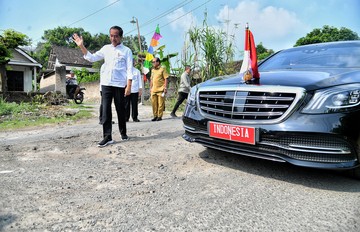 Momen Jokowi Cek Jalan Rusak di Lampung Selatan