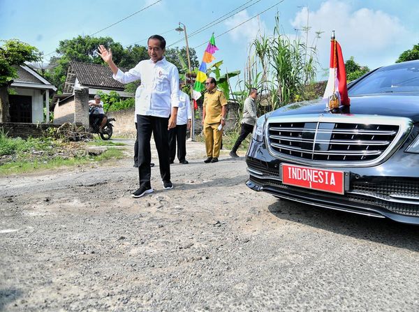 Momen Jokowi Cek Jalan Rusak di Lampung Selatan