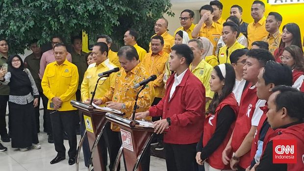 Kaesang Pangarep bertemu Airlangga Hartarto di markas DPP Golkar di Jakarta Barat, Kamis (11/7).Baca artikel CNN Indonesia 