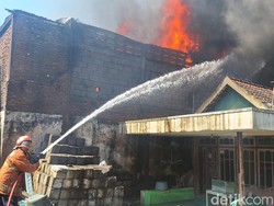 Dahsyatnya Kebakaran Pabrik Spons Gresik Hanguskan 2 Rumah Warga