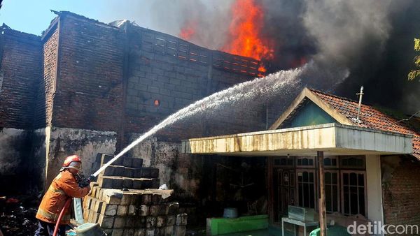 Petugas Damkar Berjibaku Padamkan Kebakaran Pabrik Spons di Gresik