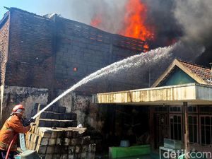 Petugas Damkar Berjibaku Padamkan Kebakaran Pabrik Spons di Gresik Petugas Damkar Berjibaku Padamkan Kebakaran Pabrik Spons di Gresik