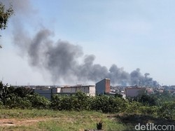 Pabrik Spons di Driyorejo Gresik Terbakar Hebat