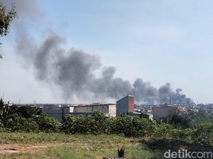 Pabrik Spons di Driyorejo Gresik Terbakar Hebat Pabrik Spons di Driyorejo Gresik Terbakar Hebat