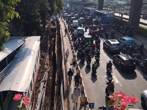 Lalin Macet gegara Galian, Ojol Ngeluh Tebet-Kuningan Jaksel Ditempuh 1 Jam