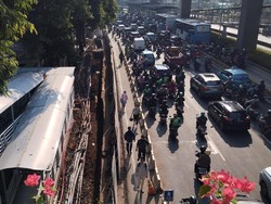 Lalin Macet gegara Galian, Ojol Ngeluh Tebet-Kuningan Jaksel Ditempuh 1 Jam