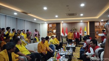 Kaesang Sambangi Markas Golkar, Pengurus PSI Kompak Pakai Rompi Merah 'K'