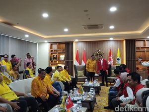Kaesang Sambangi Markas Golkar, Pengurus PSI Kompak Pakai Rompi Merah K