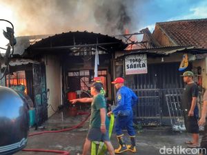 Penatu di Katapang Bandung Terbakar, Satu Orang Terluka Penatu di Katapang Bandung Terbakar, Satu Orang Terluka